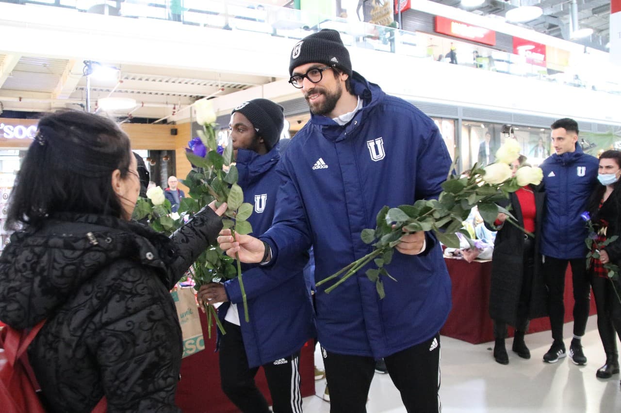 Fotbaliștii Științei și Napoli le-au oferit flori doamnelor și domnișoarelor de 8 Martie 2